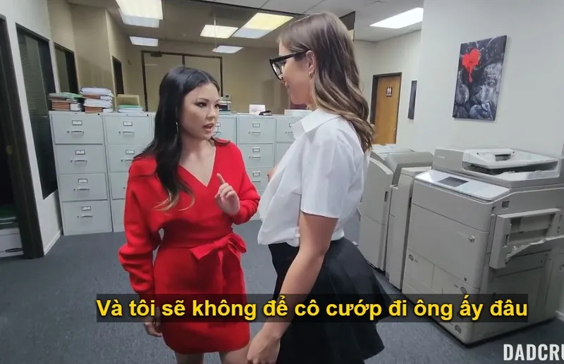 Bố dượng trúng số quan hệ cùng lúc cục vàng và em trợ lý riêng